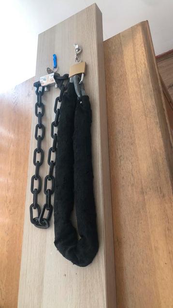 Te koop 2 zware zwarte fietsensloten beschikbaar voor biedingen