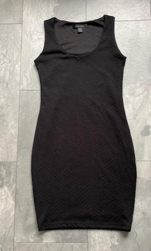 Zwart jurkje van AMISU, maat 34 (qwe), Kleding | Dames, Jurken, Zo goed als nieuw, Maat 34 (XS) of kleiner, Zwart, Boven de knie