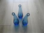3 blauwe vaasjes hoogte 24 cm, Huis en Inrichting, Woonaccessoires | Vazen, Blauw, Ophalen of Verzenden, Minder dan 50 cm, Glas