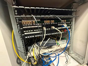 Netwerkkast met patchpanel en switches beschikbaar voor biedingen