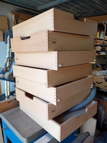 Totaal 10 massief beukenhouten laden met tandverbinding beschikbaar voor biedingen