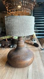 Tafellamp met houtenvoet en shabby kap, Ophalen