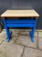 Vintage kinder bureau beschikbaar voor biedingen