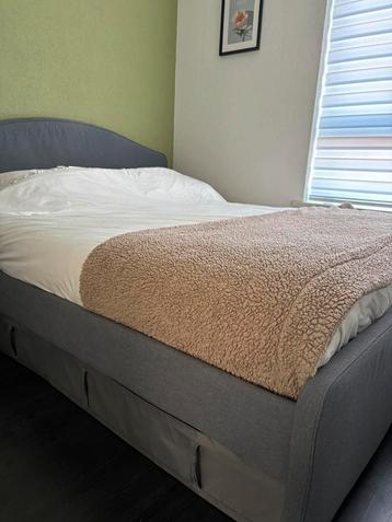 Bedframe met lattenbodem en organizers MOET WEG!!!