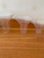 3 plastic vazen passen in elkaar bij geen gebruik, Kunststof, Gebruikt, Wit, Ophalen of Verzenden