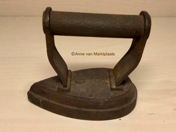 Antiek strijkijzer weegt ca. 1000 gram beschikbaar voor biedingen