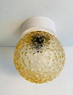 Jaren 70 plafondlamp met amber kleur glazen bolletje, Verzamelen, Retro, Ophalen of Verzenden