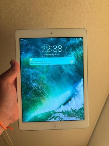 iPad Air 1 (16GB, Wi-Fi) – White – Works, but battery worn beschikbaar voor biedingen