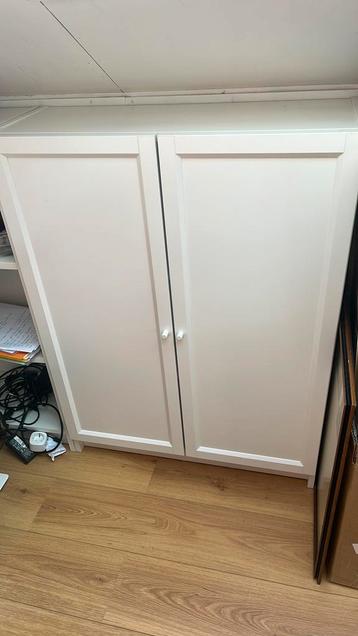 Ikea Billy lage boekenkast met deuren beschikbaar voor biedingen