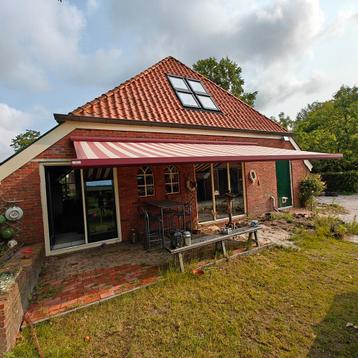 Zonnescherm. zonnewering . Zonneluifel beschikbaar voor biedingen