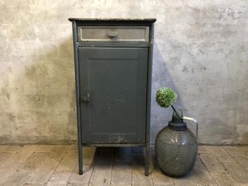 Vintage industrieel stalen legerkastje | kazernekastje leger beschikbaar voor biedingen
