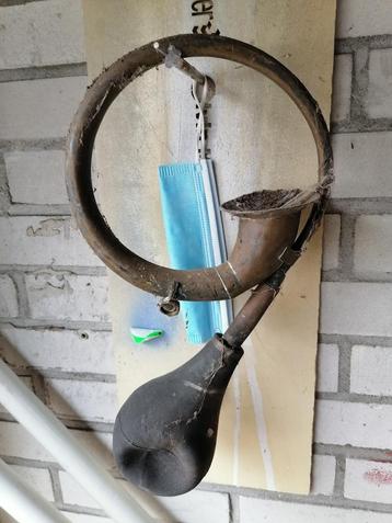 Oude Auto Toeter met Knijpbalg beschikbaar voor biedingen