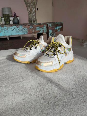 Guess Sneakers Maat 38 - Goede Staat! beschikbaar voor biedingen