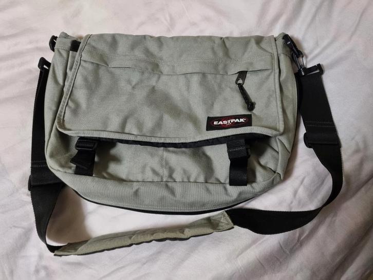 Eastpack schooltas, schoudertas, grijs, zo goed als nieuw, Sieraden, Tassen en Uiterlijk, Tassen | Schoudertassen, Zo goed als nieuw