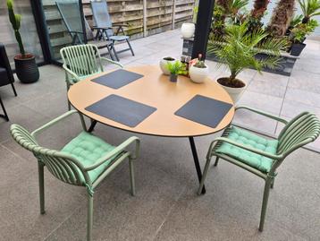 Eettafel met stoelen beschikbaar voor biedingen