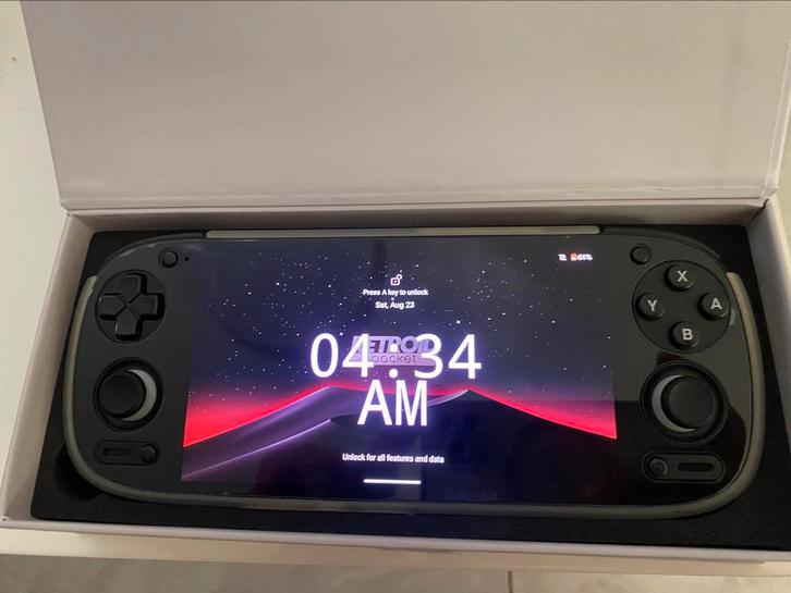 Retroid Pocket 5 128gb Oled Scherm + Dock Station, Spelcomputers en Games, Spelcomputers | Nintendo Portables | Accessoires, Zo goed als nieuw