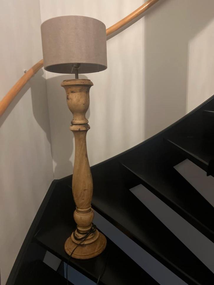 Landelijke Balusterlamp met Stoffen Kap, Huis en Inrichting, Lampen | Vloerlampen, Zo goed als nieuw, Minder dan 100 cm, Hout