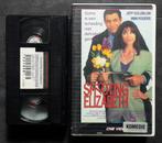 VHS - Shooting Elizabeth - Komedie 1992 - Jeff Goldblum, Cd's en Dvd's, VHS | Film, Alle leeftijden, Ophalen of Verzenden, Zo goed als nieuw