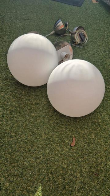 Twee witte hanglampen beschikbaar voor biedingen