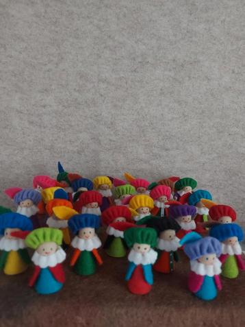 Heel veel kegelpop pietjes gemaakt van wolvilt beschikbaar voor biedingen