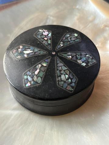 Antiek papier mache doosje met parelmoer beschikbaar voor biedingen