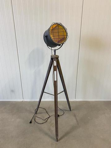 Industriële lamp met kleur filter. beschikbaar voor biedingen