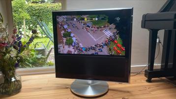 B&O Beovision 10-32 met voet en Beo4 beschikbaar voor biedingen