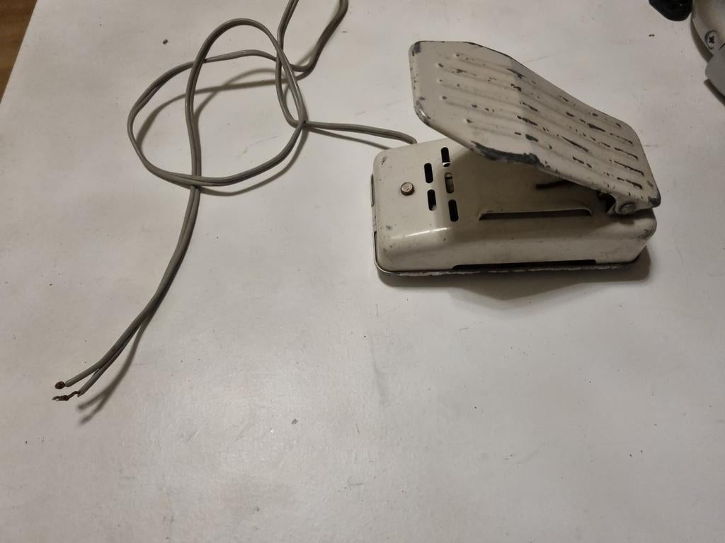 Voetpedaal voor naaimachine of andere machine, Hobby en Vrije tijd, Naaimachines en Toebehoren, Overige merken, Gebruikt, Ophalen of Verzenden