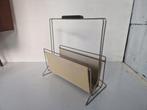 Vintage magazine rack lectuur bak kranten design, Huis en Inrichting, Woonaccessoires | Krantenbakken en Lectuurbakken, Gebruikt