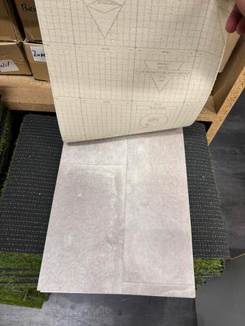 Vinyl rollen 4 meter breed, op maat te snijden. Merk: tarket beschikbaar voor biedingen