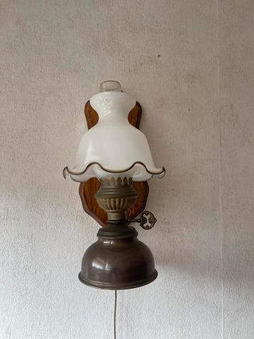 Antieke Wandlamp met Glazen Kap en Houten Plaatje Wandlampje beschikbaar voor biedingen
