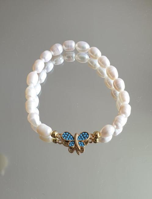 Zoetwater parel armbandje stretch met blauw vlindertje, Sieraden, Tassen en Uiterlijk, Armbanden, Nieuw, Elastiek, Wit, Met bedels of kralen