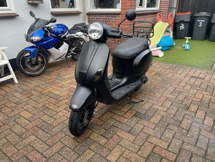 Agm vx 50, Fietsen en Brommers, Snorfietsen en Snorscooters, Zo goed als nieuw, Overige merken, Benzine, Ophalen