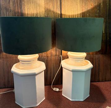 2 vintage keramiek tafellampen met groene velours kap beschikbaar voor biedingen
