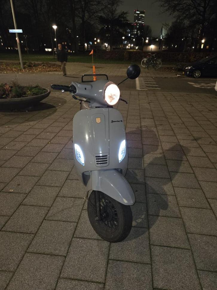 La Souris 2023 mooie kleur grijs!, Fietsen en Brommers, Snorfietsen en Snorscooters, Zo goed als nieuw, Overige merken, Benzine
