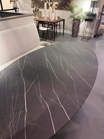 Ovale eettafel Alwin met marmerlook en champagne onderstel beschikbaar voor biedingen