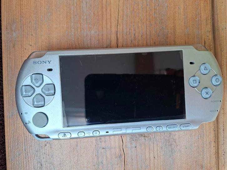 PSP Slim Zilver + Game, Spelcomputers en Games, Spelcomputers | Sony PSP, Gebruikt, PSP Slim, Wit, Met games, Ophalen of Verzenden