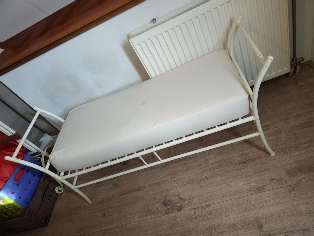 Gietijzeren bankje met kussen, Huis en Inrichting, Slaapkamer | Bedden, Ophalen of Verzenden, Gebruikt, Metaal