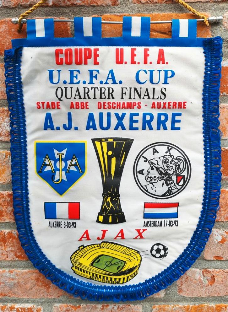 Ajax Amsterdam afc AJ Auxerre 1993 prachtige vintage vaan, Verzamelen, Scouting, Zo goed als nieuw, Ophalen of Verzenden