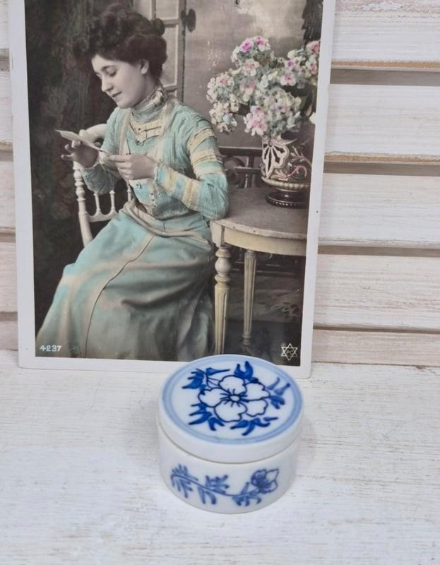 Porseleinen pillendoosje, Antiek en Kunst, Curiosa en Brocante, Ophalen of Verzenden