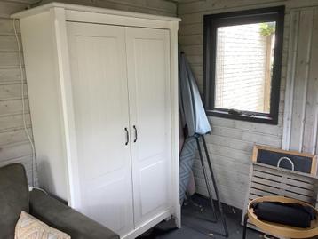 Witte kast beschikbaar voor biedingen