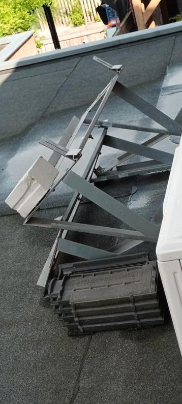 4st. Platdak steunen tbv Zonnepanelen inlc beugels beschikbaar voor biedingen