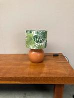 Tafellamp met een massief houten voet en kap met palmmotief, Ophalen of Verzenden, Zo goed als nieuw, Hout, Minder dan 50 cm