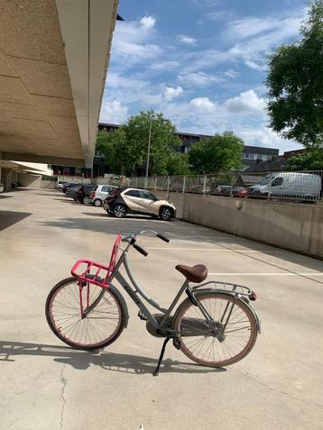 Grijze Damesfiets met Roze Rek – Stoer & Stijlvol in Eén beschikbaar voor biedingen