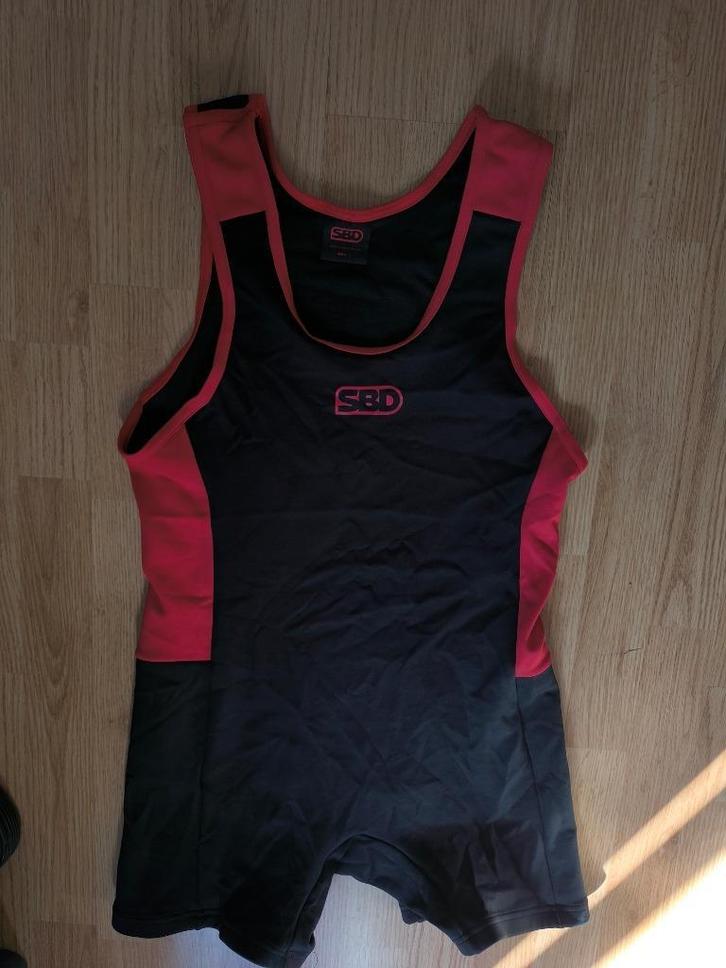 SBD Singlet (black/red, maat L), Kleding | Heren, Sportkleding, Zo goed als nieuw, Overige typen, Maat 52/54 (L), Zwart, Ophalen of Verzenden