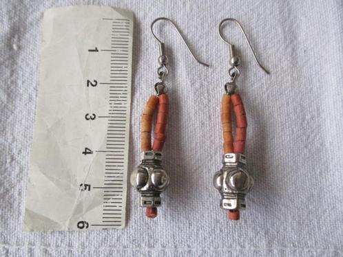 Zilverkleurige hang oorbellen met stukjes leer eraan hangend, Sieraden, Tassen en Uiterlijk, Oorbellen, Zo goed als nieuw, Hangers