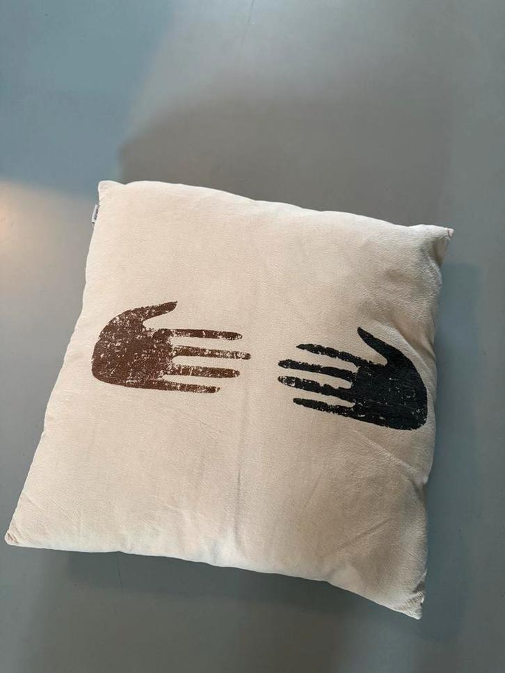 Kussen met handafdrukken, Huis en Inrichting, Woonaccessoires | Kussens, Zo goed als nieuw, Beige, Vierkant, Ophalen