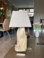 Lamp met houten voet en taupekleurige kap, 62 cm hoog, Gebruikt, Ophalen of Verzenden, Hout, 50 tot 75 cm