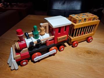 mooie houten speelgoedtrein beschikbaar voor biedingen