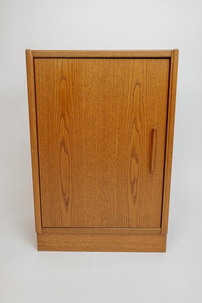 Vintage Hulsta kastje met deur en planken, Huis en Inrichting, Slaapkamer | Nachtkastjes, Gebruikt, Minder dan 45 cm, Ophalen